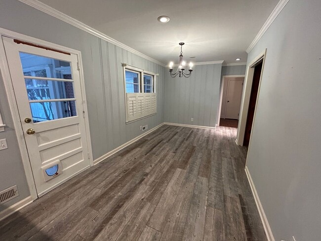 Building Photo - Charming 3/2 House in College Heights- $2,250