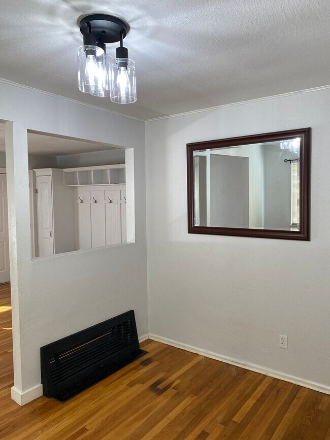 Building Photo - Beautiful 3 bed/2 bath On South Hill!