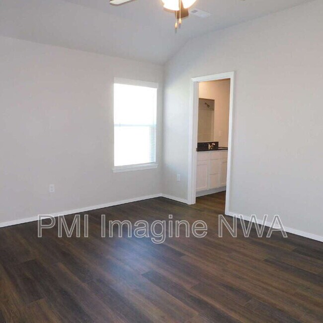 Building Photo - 993 S Brambling Ln