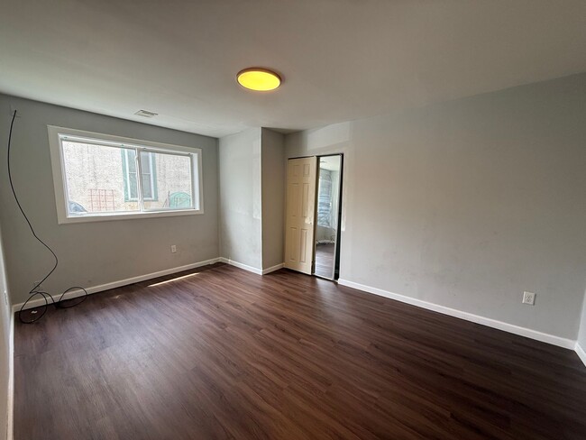Building Photo - 555-565 N Kent St