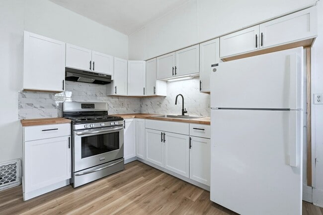 Building Photo - Newly Updated 3-Bedroom Home with Modern U...