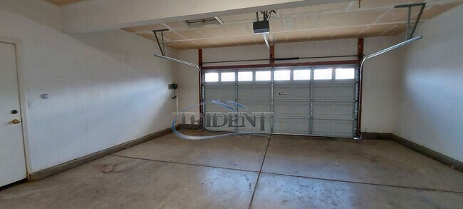 Building Photo - 4 bedroom, 3 bath house with approx. 2,183 sq. ft.