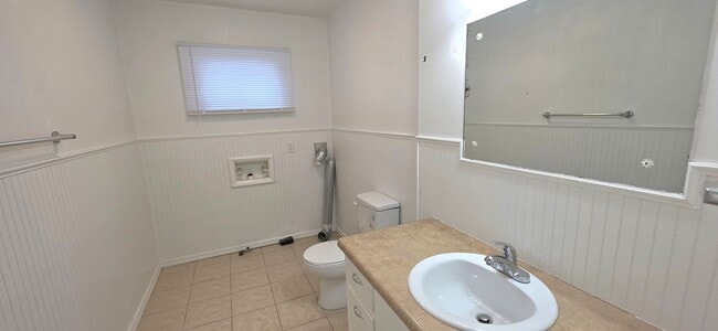 Building Photo - Beautiful 3 bedroom 2 bath! Southeast! $1295
