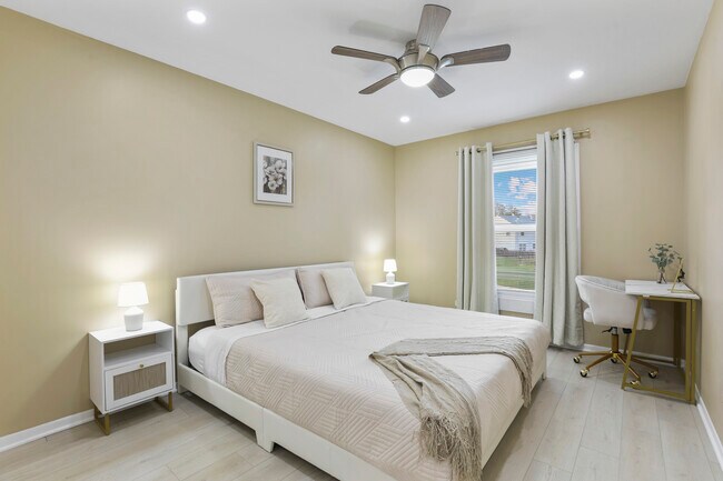 Building Photo - 1356 Larchmont Dr