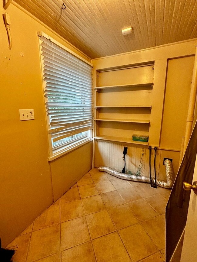 Building Photo - Italian Estates Property Management