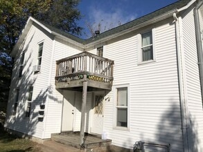 Building Photo - 3 bedroom 1 bathroom on Water street and n...