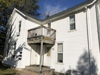 Building Photo - 3 bedroom 1 bathroom on Water street and near UWEC!