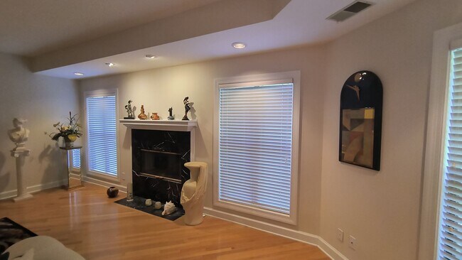 Building Photo - 423 Brightwood Dr