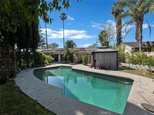 Building Photo - 10918 Reseda Blvd