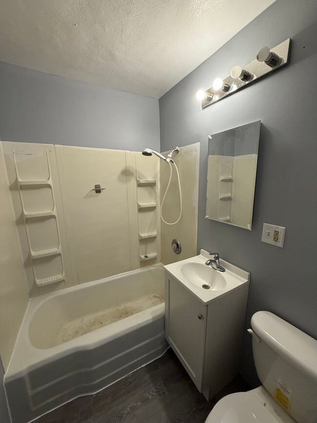 Building Photo - 3 BR/2 BA home on historic west end!