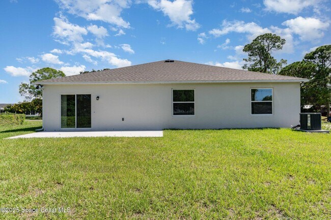 Building Photo - 6360 Lookout Dr