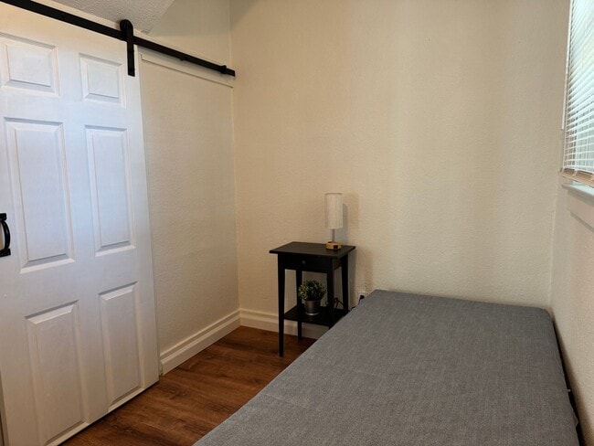 Building Photo - Downtown Sacramento 2 Bedroom, 1 Bath 850 sqft. Townhome for Lease.