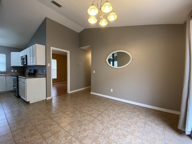 Building Photo - 9675 Hollyhill Dr