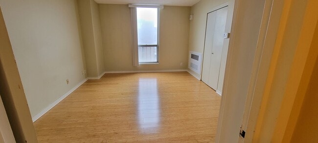 Building Photo - Top floor unit with a stunning open view! Walk to Longwood!