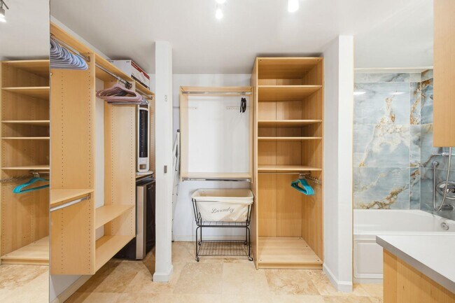 Building Photo - 6333 La Jolla Blvd