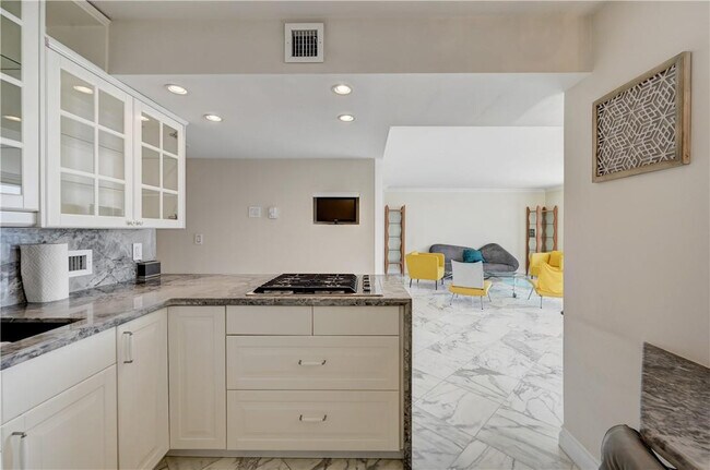 Building Photo - 2030 S Ocean Dr