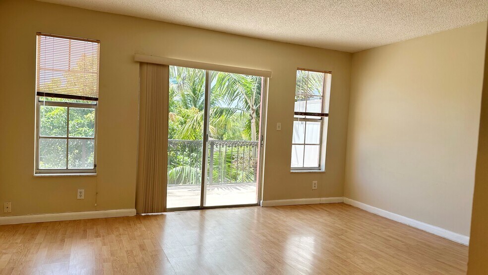 Building Photo - 670 Tennis Club Dr