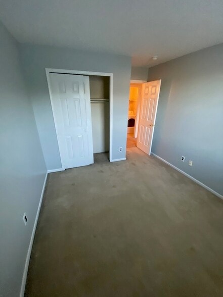Building Photo - 121 Lamplighter Ct