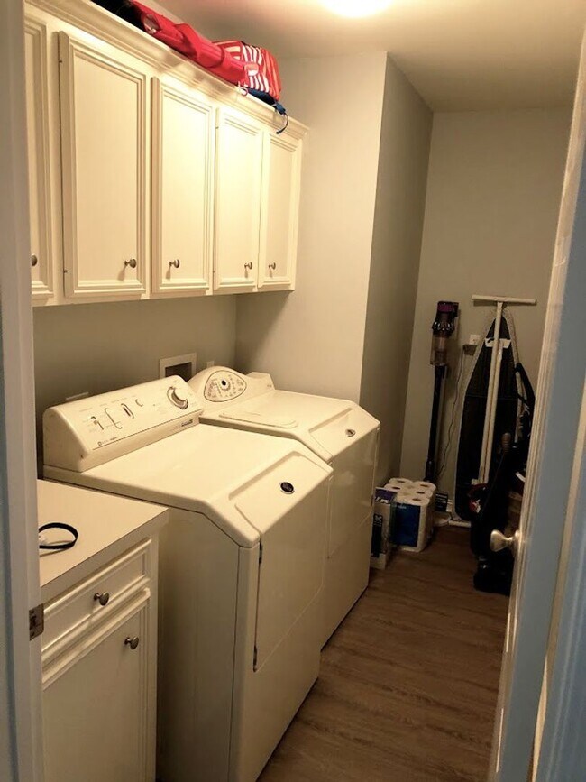 Building Photo - Northgate Village Home.