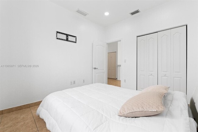 Building Photo - 2328 NE 37th Terrace