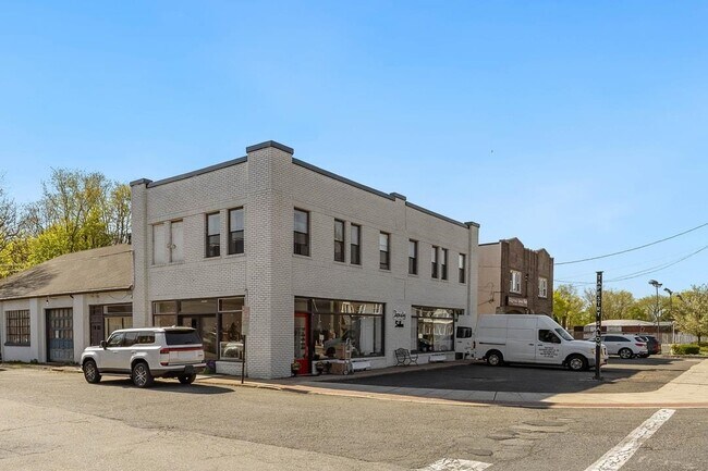 Building Photo - 599 N Maple Ave