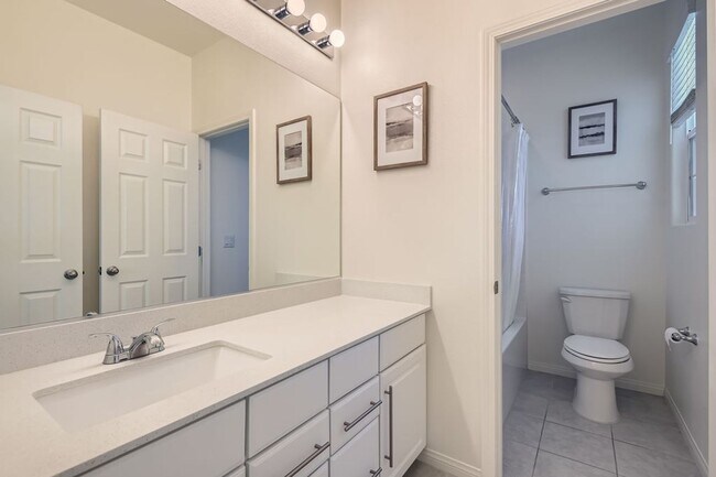 Building Photo - 4 Bed 3 Bath Luxury FURNISHED Home for Rent!