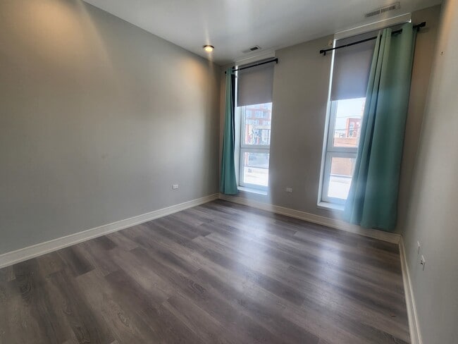 Building Photo - 2406 W Armitage Ave