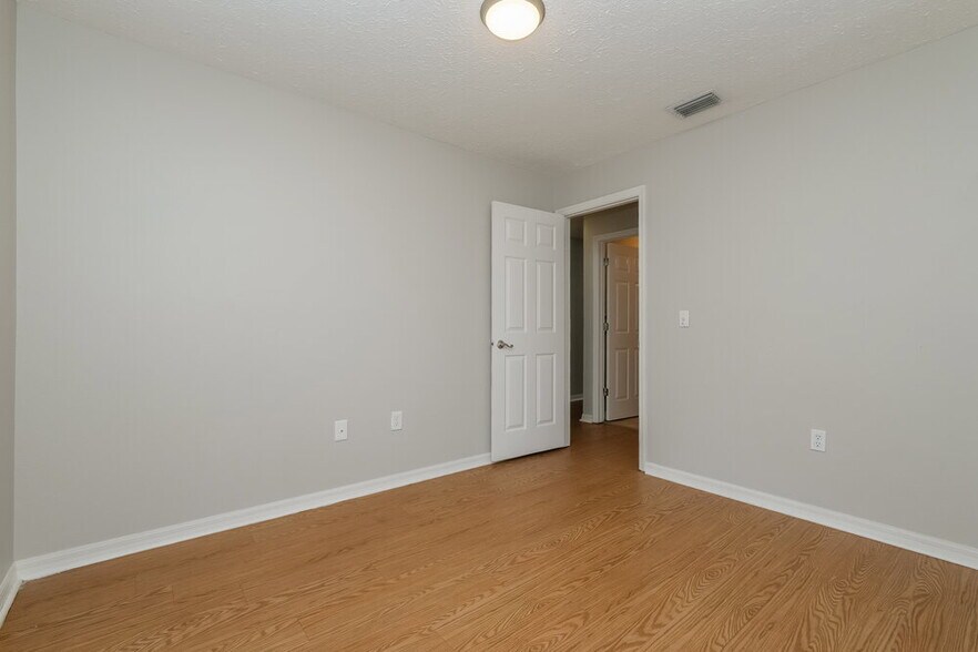 Building Photo - 11027 Kenmore Dr