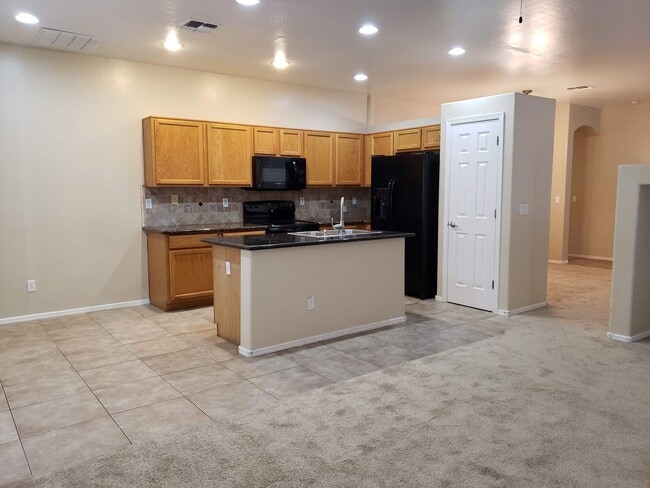 Building Photo - 44714 Alamendras St