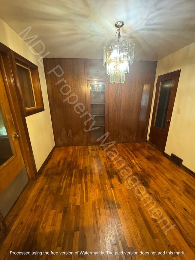 Building Photo - 4 Bedroom Home w/ Attached Garage and a Su...