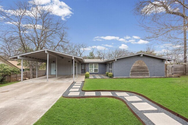 Building Photo - 11301 Oakwood Dr