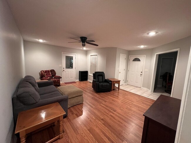 Building Photo - 671 Jenny St