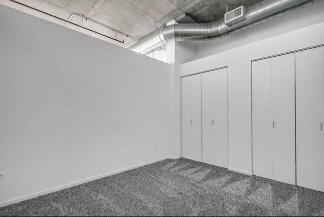 Building Photo - 900 N Kingsbury St