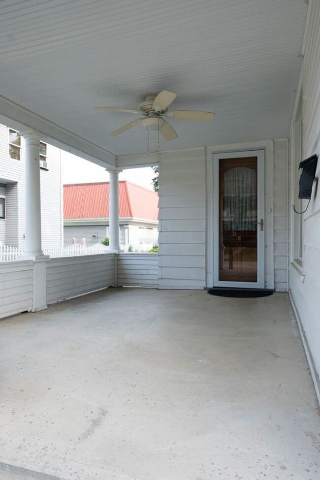 Building Photo - Beautiful home on West Wooster in Bowling Green