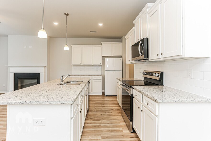 Building Photo - 405 Camrose Ave