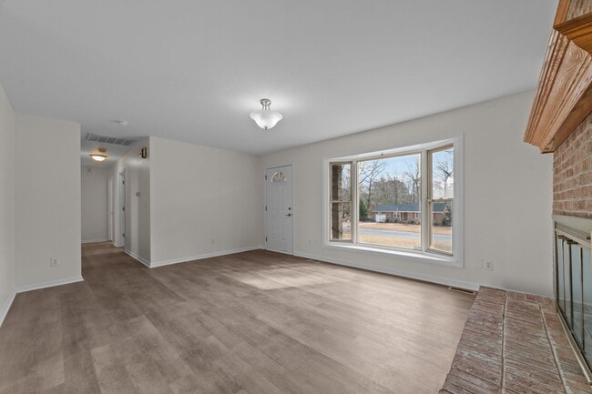 Building Photo - 340 Circle Dr