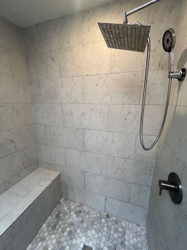 Building Photo - Beautifully Remodeled 2 Bedroom 1 Bath 1 C...