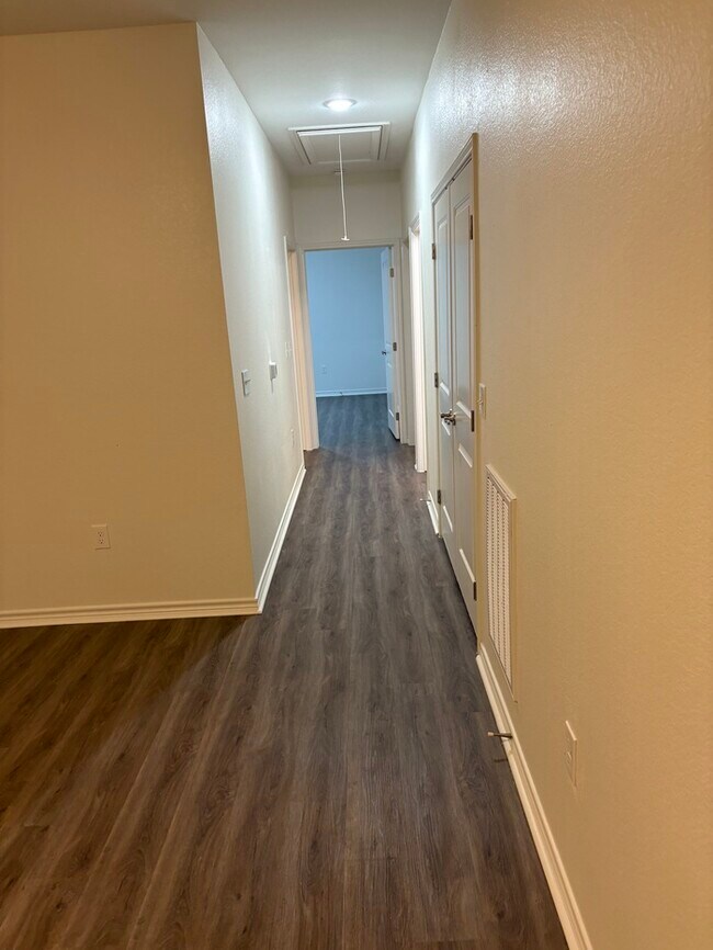 Building Photo - 914 Country Club Dr