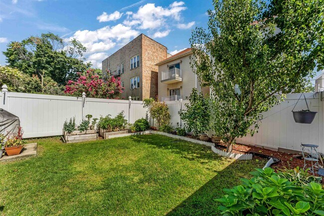 Building Photo - 76 Booraem Ave