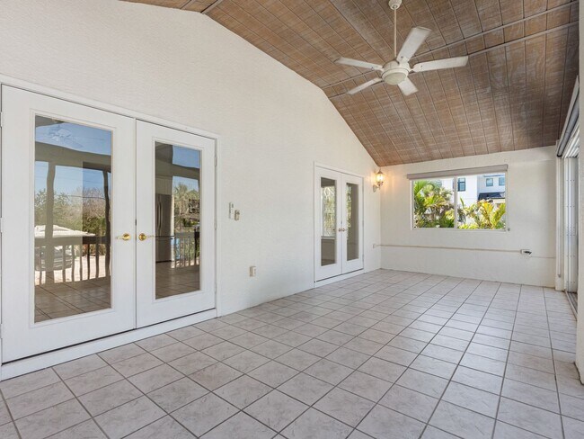 Building Photo - Steps to One of the Finest Beaches – Spaci...