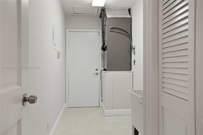 Building Photo - 8881 N Lake Dasha Dr