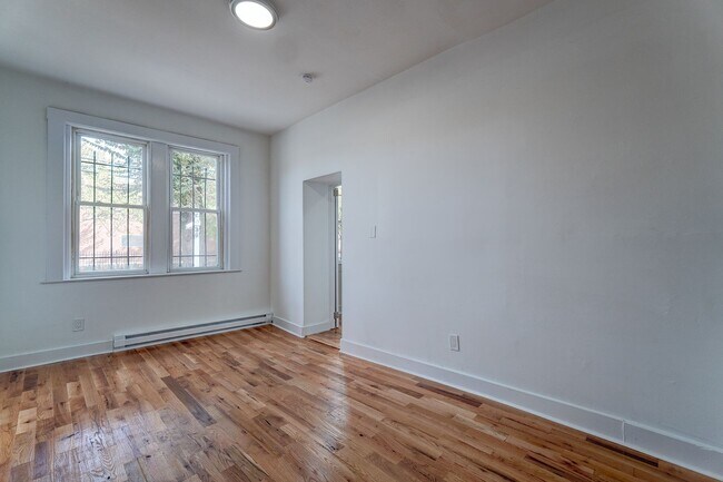 Building Photo - 522 Elm St