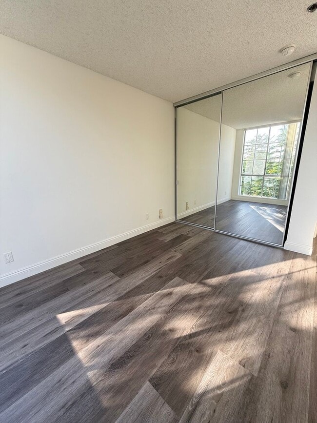 Building Photo - Prime Location! 2BR/2BA w/ Large Private Balcony