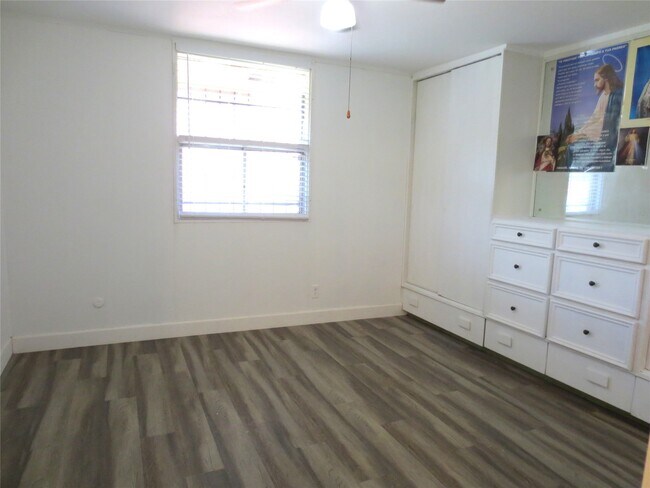 Building Photo - 6633 Mobud Dr