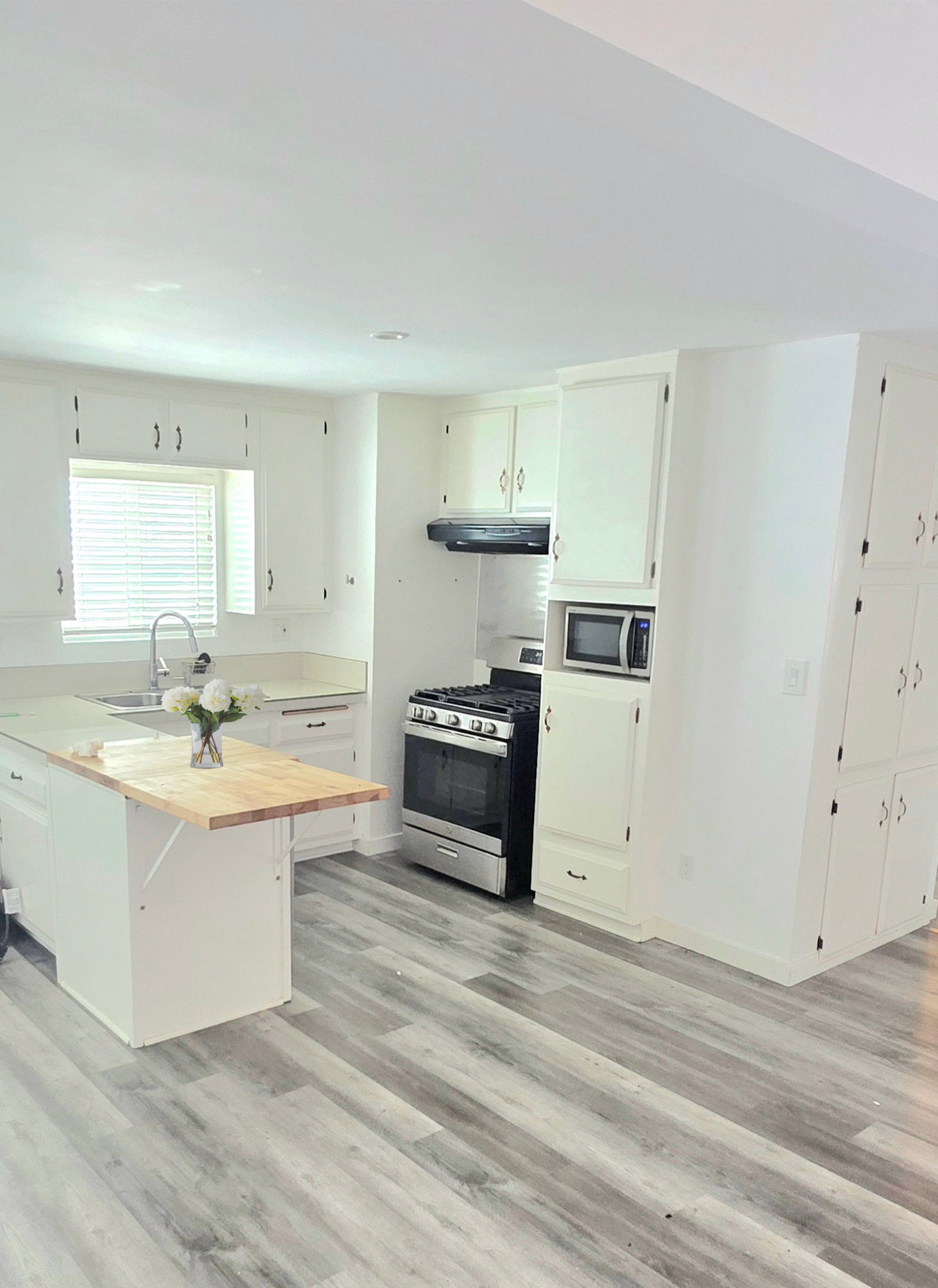 Large kitchen - 340 Rennie Ave