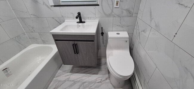 Building Photo - 22 Clermont St