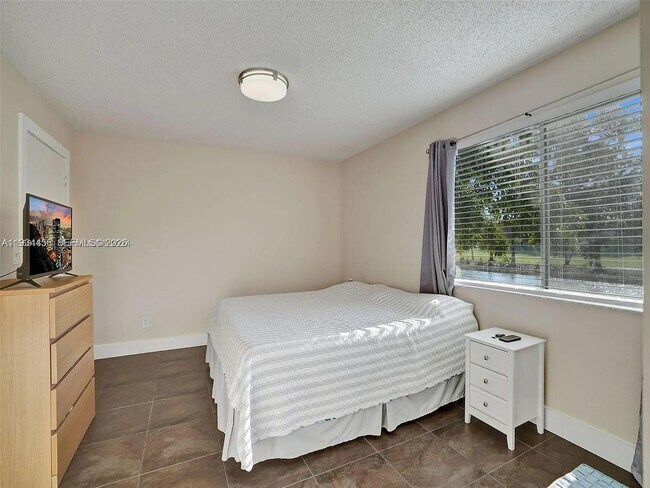 Building Photo - 457 Vista Isles Dr