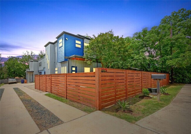 Building Photo - Chic on Chestnut!