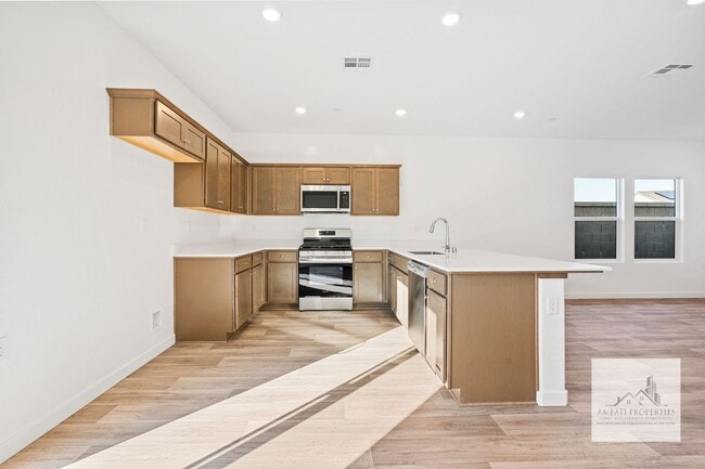 Building Photo - Brand New home in Clovis Unified School District with Solar!