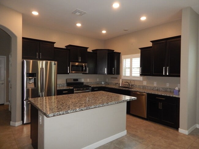 Building Photo - 3 bedrooms over 2200 Square Feet - Single Story-Marana